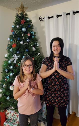 '图2:凯瑟琳和女儿几乎每天都一起读《转法轮》,她说:“大法使我看到了隧道尽头的光,找到了希望。”'