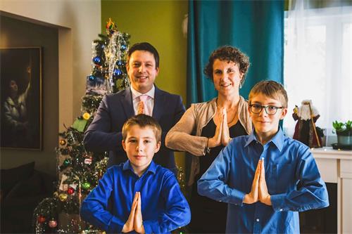 '图3:伊万(左后)和卡提雅(右后)一家在日常生活中以大法的“真善忍”为指导,卡提雅说“法轮大法教给我们在道德和精神上提升的重要性” 。'