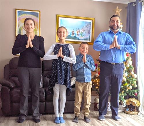 '图4:卡洛琳(左)全家人都为修炼法轮大法而自豪,每天全家人一起学法,家中充满美好的能量。'