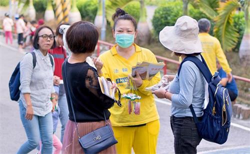 '图5~12:祥和优美的五套功法、腰鼓队亲切活泼的表演,壮观的场面吸引不少民众驻足观看、拍照,并有游客当场学功和了解法轮功真相。'