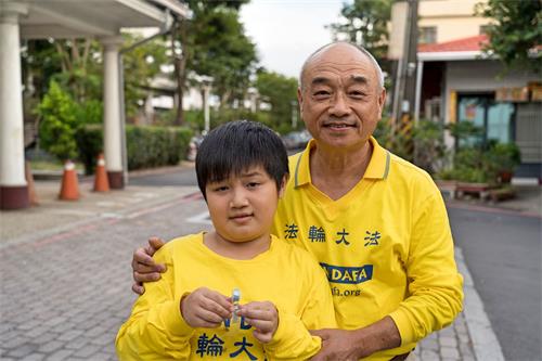 '图13:在大陆开纺织工厂回台的已退休郑先生说:“家财万贯也比不上修炼法轮功。”'