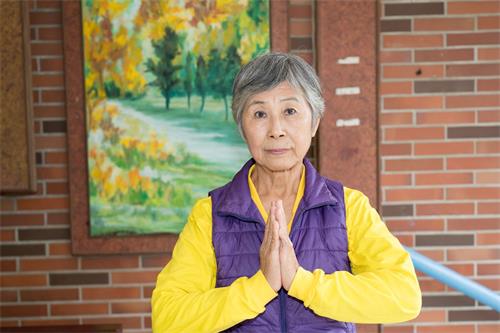 '图16:陈女士表示:“我现在七十三岁了。不用吃药,一身轻快。感谢师父救我一命,不然我这身体哪有办法活到现在!祝师父新年快乐,谢谢师父。”'