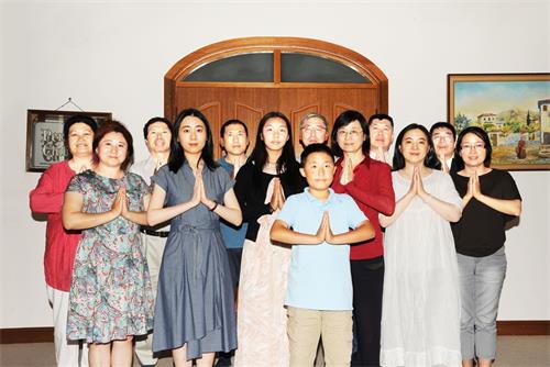 '图3:堪培拉大法弟子谢师恩,他们表示:二十余年的风风雨雨,我们在师尊的保护下走了过来,弟子们会珍惜这亘古的机缘,并永远感恩师尊的慈悲救度,弟子们无以回报,唯有修好自己,做好三件事,兑现自己的誓约。堪培拉大法弟子恭祝师尊新年快乐!'