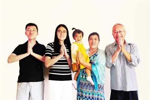 '图4:吴凤春女士(右二)一家三代人恭祝师尊新年快乐!他们说:在新的一年里,我们全家在修炼路上要互相帮助,互相促进,一起尽力多救人,珍惜师父为我们延续来的时间。'