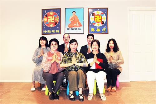 '图5:堪培拉越南裔大法弟子恭祝师尊新年快乐!我们一家三代人很荣幸得到大法,无法用语言来感恩师尊的慈悲苦度,我们一定跟随师尊走好最后的正法路,谢谢师尊,合十。'