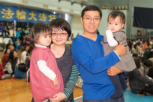 '图10:高中数学教师澄祥与太太、两个孩子参加集体学法并向师父拜年。'