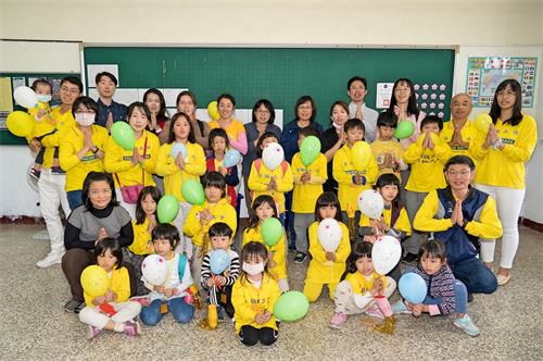 '图1:二零二零年十二月二十七日,充满朝气,活泼可爱的高雄明慧班的大法小弟子和家长,齐聚于高雄桥头国中,迎接二零二一年将临之际,提前跟师父拜年:“恭祝师父新年好”。'