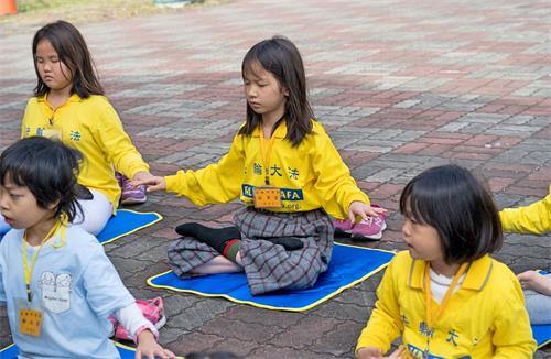 '图2~7:家长陪伴小朋友一起成长,听到孩子们清脆响亮的学法声音,看到孩子们炼功纯真专注的神情,成人都被这份祥和美好的气息熏染。'