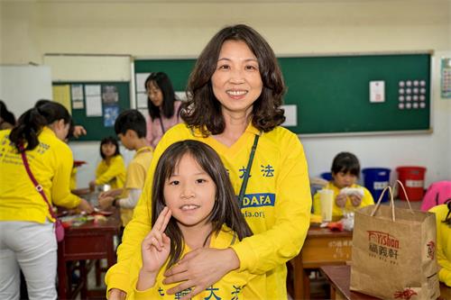 '图11:新年前夕,雅慧和孩子小萱提早向师父拜年。'