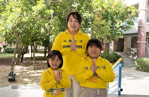 '图12:孩子的小儿过敏性气喘炼法轮功好了,在学校任教的美术教师宥妃和两位女儿感谢师父,跟师父拜年。'