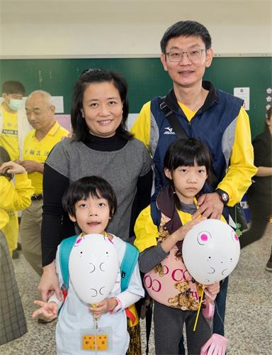 '图13:在学校教书的百志夫妇说:“大法小弟子们一起炼功学法和做游戏,孩子很快乐修炼,健康、体质也大大改善。女儿也常受到学校老师的夸赞。”'