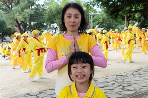 '图14:儿童牙医师雅欣每周末带孩子参加高雄明慧班,陪孩子成长修炼中,感觉自己又回到师父身边受保护。在岁末之际,“恭祝师父新年快乐。”'