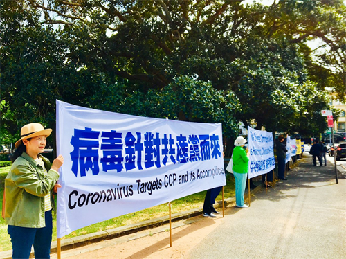 '图3~4:法轮功学员在悉尼百老汇购物中心(Broadway Shopping centre)上打横幅,传播真相。'