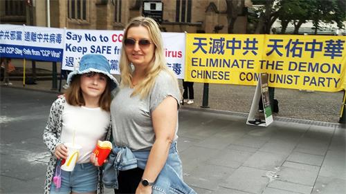 '图7:澳洲人朱丽叶·乔哥普洛斯(Julie Georgopoulos)老师与女儿'