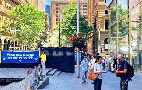'图10:法轮功学员在澳洲悉尼金融和政界聚集地马丁广场(Martin Place)打横幅、讲真相。'