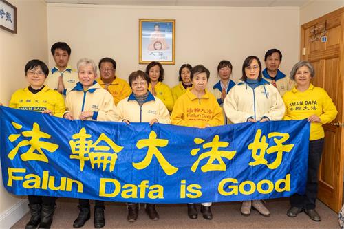 '图3:法轮功学员在剑桥向师父拜年。'