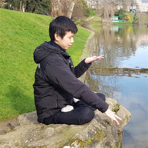 '图2:在法国求学的越南裔法轮功学员明(Minh)'