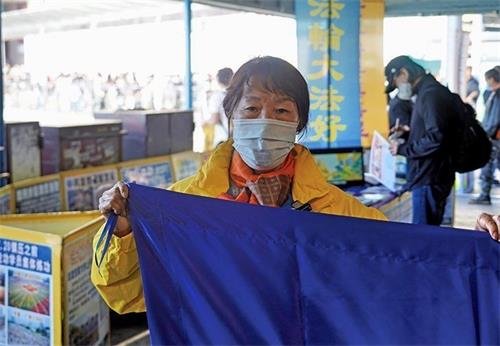 '图2:在尖沙咀天星码头坚持讲真相朱太向师尊表达感恩。'