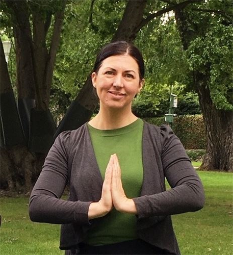 '图3:市中心炼功点辅导员、西人学员丽贝尔·乔姆(Rebel Jom)恭祝师尊新年好。'