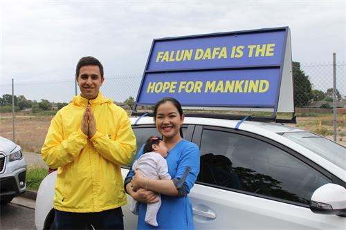 '图4:越南裔青年学员海蒂(Heidi)一家恭祝师尊新年快乐。'