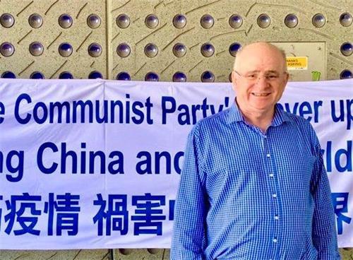 '图4:市议员安德鲁·威尔逊(Andrew Wilson)在帕拉马塔(Parramatta)支持法轮功'