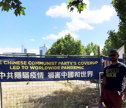 '图6:工程师哈里什·希瓦申克(Harish·Shivashanker)向法轮功学员详细询问了中共活摘器官的情况。'
