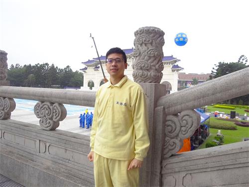 '图2:从事药师职业的陈征霖真正走入修炼后,发自内心改变自己而获得心灵提升。'