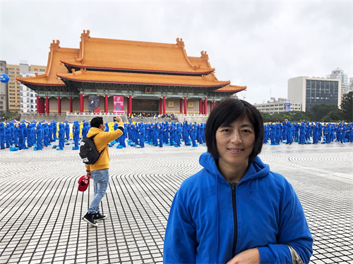 '图7:台北法轮功学员张宇:看到九字真言的排字图形感到非常震撼'