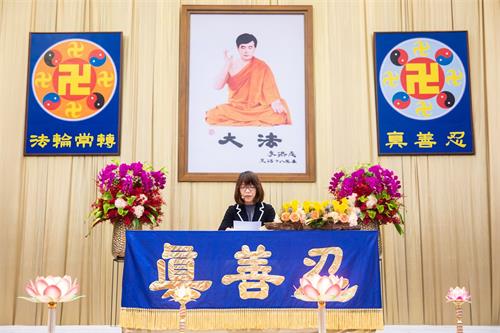 '图6~11:学员在台上交流自己的修炼心得体会。'