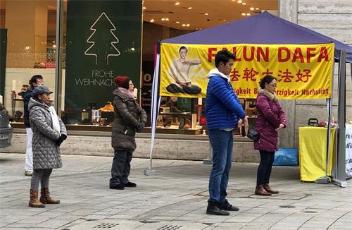 '图1:德国斯图加特(Stuttgart)法轮功学员在市中心传播真相,图为集体炼功'