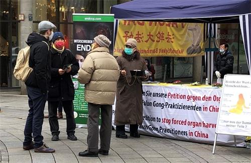 '图2~4:法轮功学员和民众交谈,德国民众签名支持法轮功学员反迫害'
