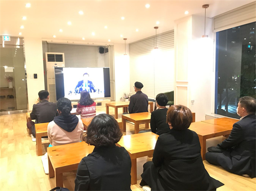 '图1:晚班:新学员观看师父广州讲法录像'