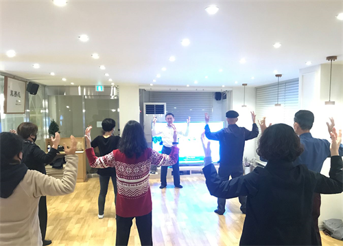 '图2:晚班:新学员在学炼第二套功法--法轮桩法'