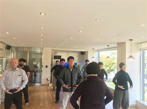'图3:上午班:新学员在学炼第二套功法--法轮桩法'