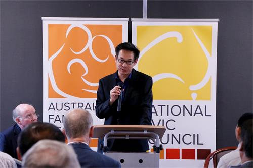'图2:维州法轮功学员邓先生(Tang)在澳洲全国公民委员会(NCC)本年度全国会议上发言。'