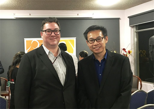 '图4:澳洲联邦议员乔治·克里斯滕森(George Christensen,左)和法轮功学员邓先生合影。'