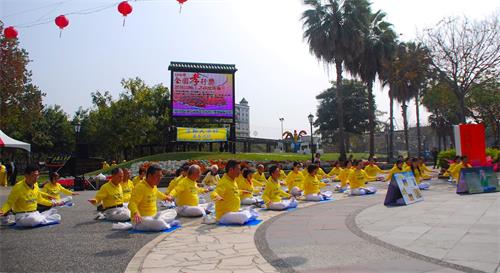 '图1~2:法轮功学员演示功法'