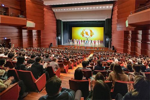 '图4:2020年2月15日下午,美国神韵纽约艺术团在韩国昌原市3.15艺术中心的演出,谢幕时观众以热烈的掌声感谢神韵艺术家。'