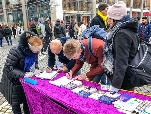 '图1~2:明白了真相的人们签名支持法轮功学员反迫害'