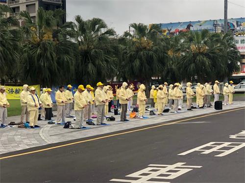 '图1:台湾花莲的部份法轮功学员于16日在花莲火车站前广场向民众讲清真相与反迫害征签活动,展示法轮功功法演示。'