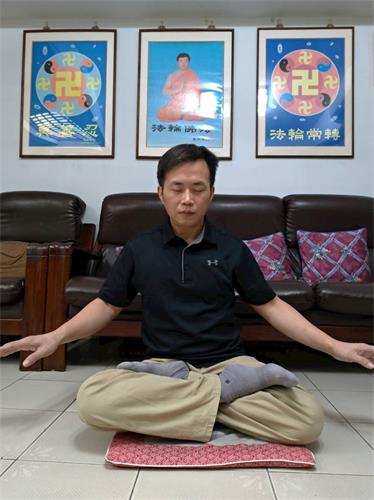 '图1:正在炼法轮功第五套功法的朱博镛'