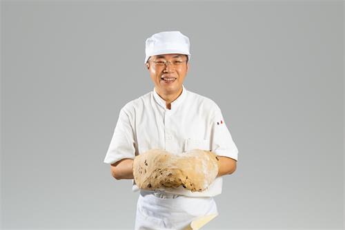 '图2:和面团打了三十多年的交道, 朱博镛成为了独当一面的面点师傅'