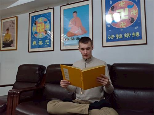 '图1:法比(Fabian)表示如果没有《转法轮》,他今天已不在世上了。'