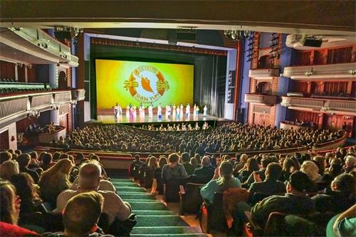'图2:二零二零年二月二十二日,神韵世界艺术团在明尼苏达州圣保罗市奥德威表演艺术中心上演的两场演出均爆满。图为晚场结束后演员登台谢幕。'