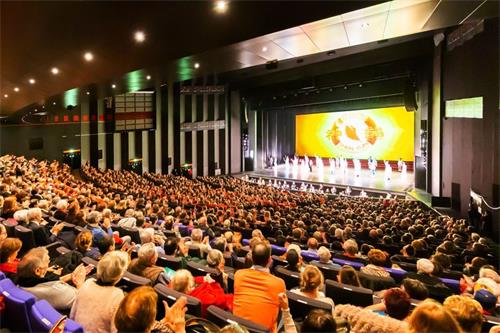 '图3:二零二零年二月十八日至二十二日,美国神韵巡回艺术团于法国图尔国际会议中心上演了第四场演出,场场一票难求,剧院大爆满。图为二十日演出结束时,演员谢幕。'