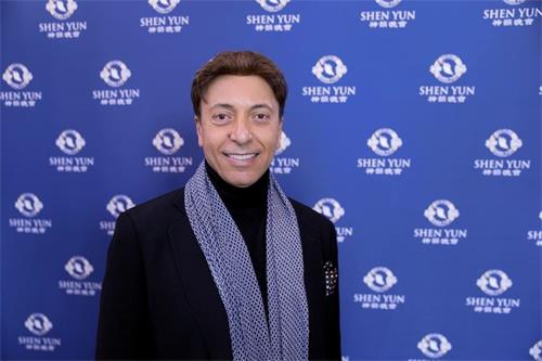 '图6:萨尔瓦特·卡卢比先生(Sarwat Kaluby)说:“神韵艺术家的表演真正来自内心,他们将心中的美好表现在舞蹈中,这实在是非常宏大,我陶醉其中。”'