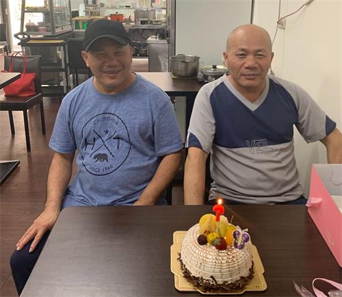 '图3:现在,兄弟二人一起经营餐饮业为生。'