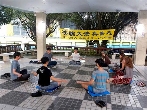 '图4~5:社课时,在操场旁的八角亭集体炼功。'
