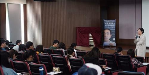 '图8:义守大学放映真相纪录片《求救信》后,法轮功学员与学生们进行座谈,进一步解答学生们关于法轮功的问题。'