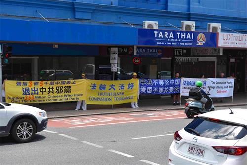 '图1:澳洲昆士兰部份法轮功学员在中国城(China Town)交通要道附近举横幅;声援三亿五千万中国人“三退”。'